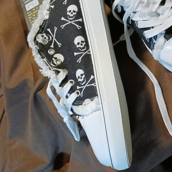 Skull & Crossbones Design Sneakers - Picture 7 of 16
